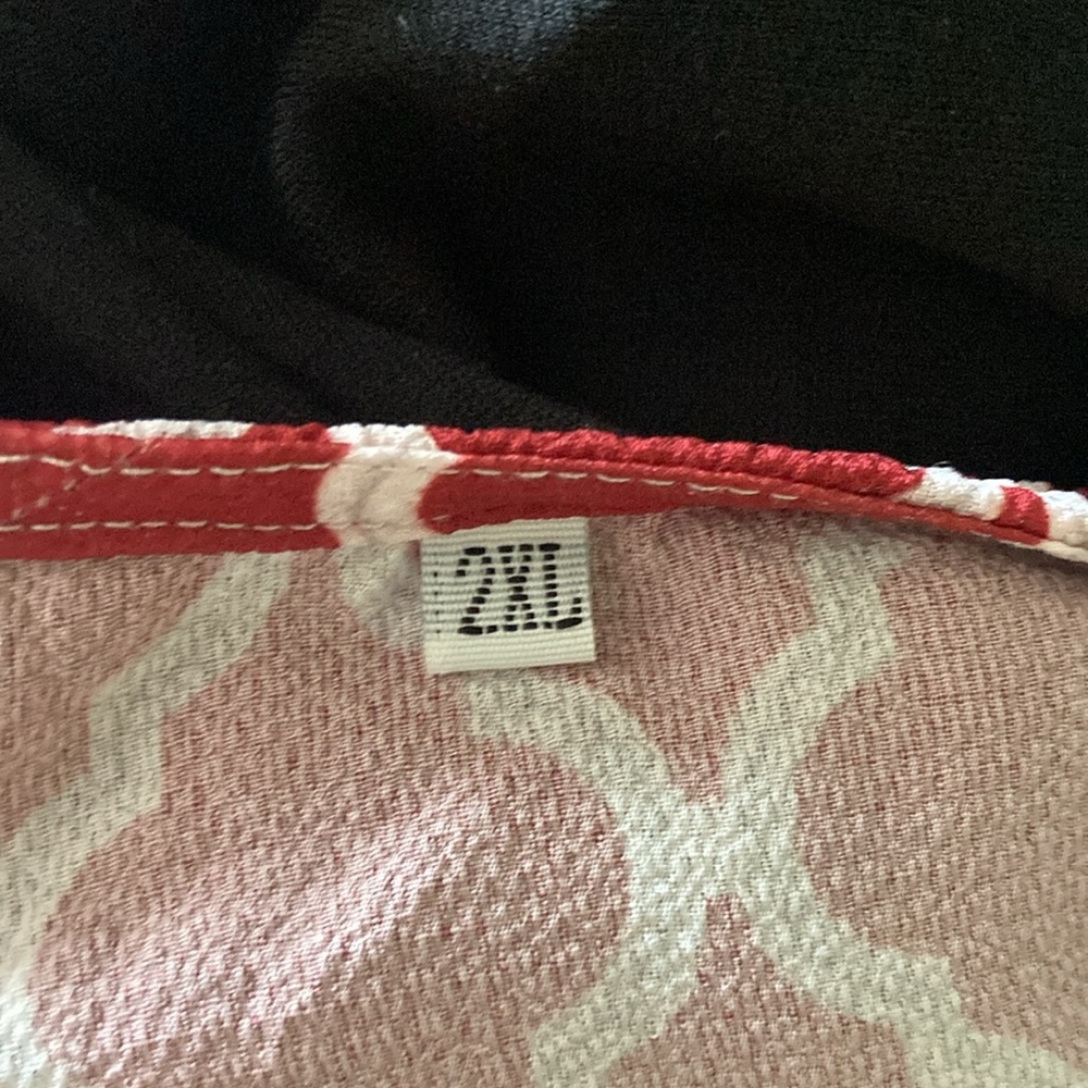 Red pattern blouse - Picture 3 of 3